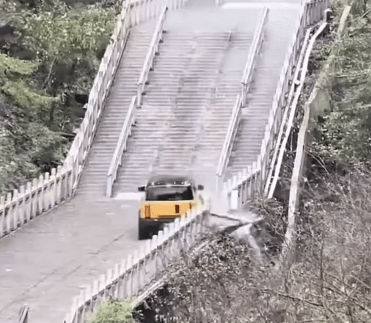 «Небесная лестница» не подчинилась новому кроссоверу Chery: она скатилась с горы (ВИДЕО) 1 b20d0e5181b0575f1409810154c0b65b