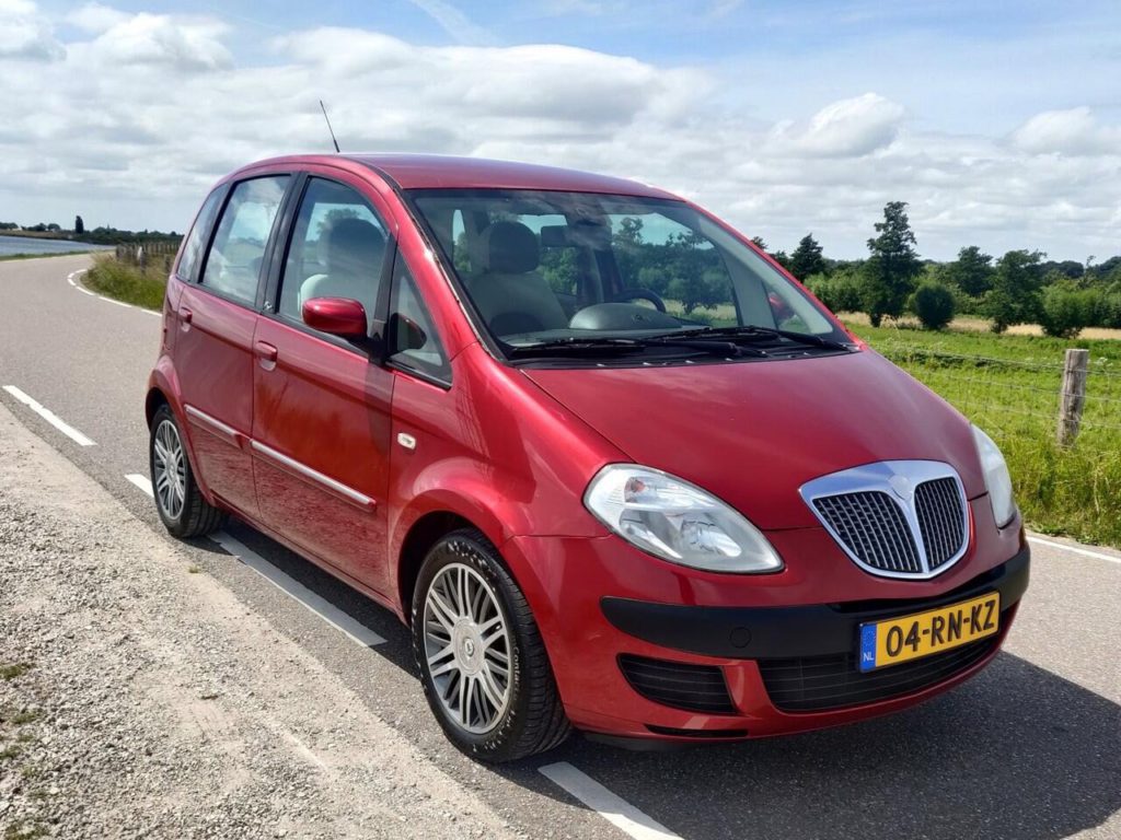 Названы 2 худшие модели Lancia, сошедшие с конвейера после 2000 года 1 8539041accc9acd64ebb040dab3df577