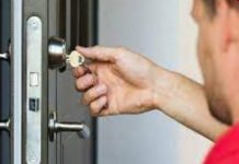 Мастер по дверям, когда стоит вызвать специалиста для ремонта и регулировки